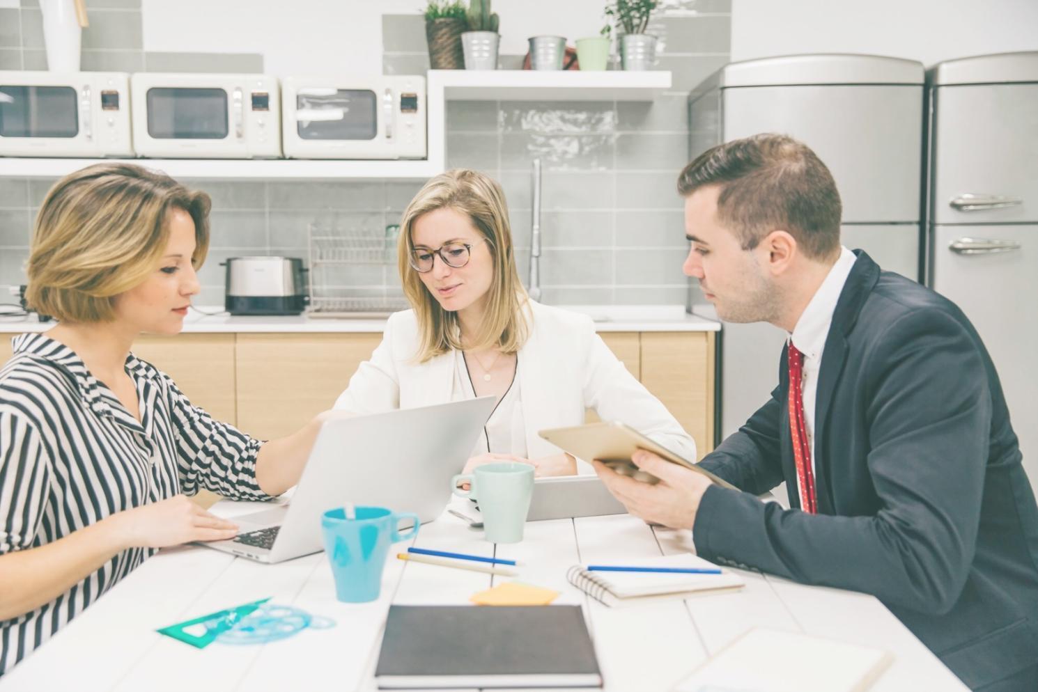 Équipe analysant les données de sécurité