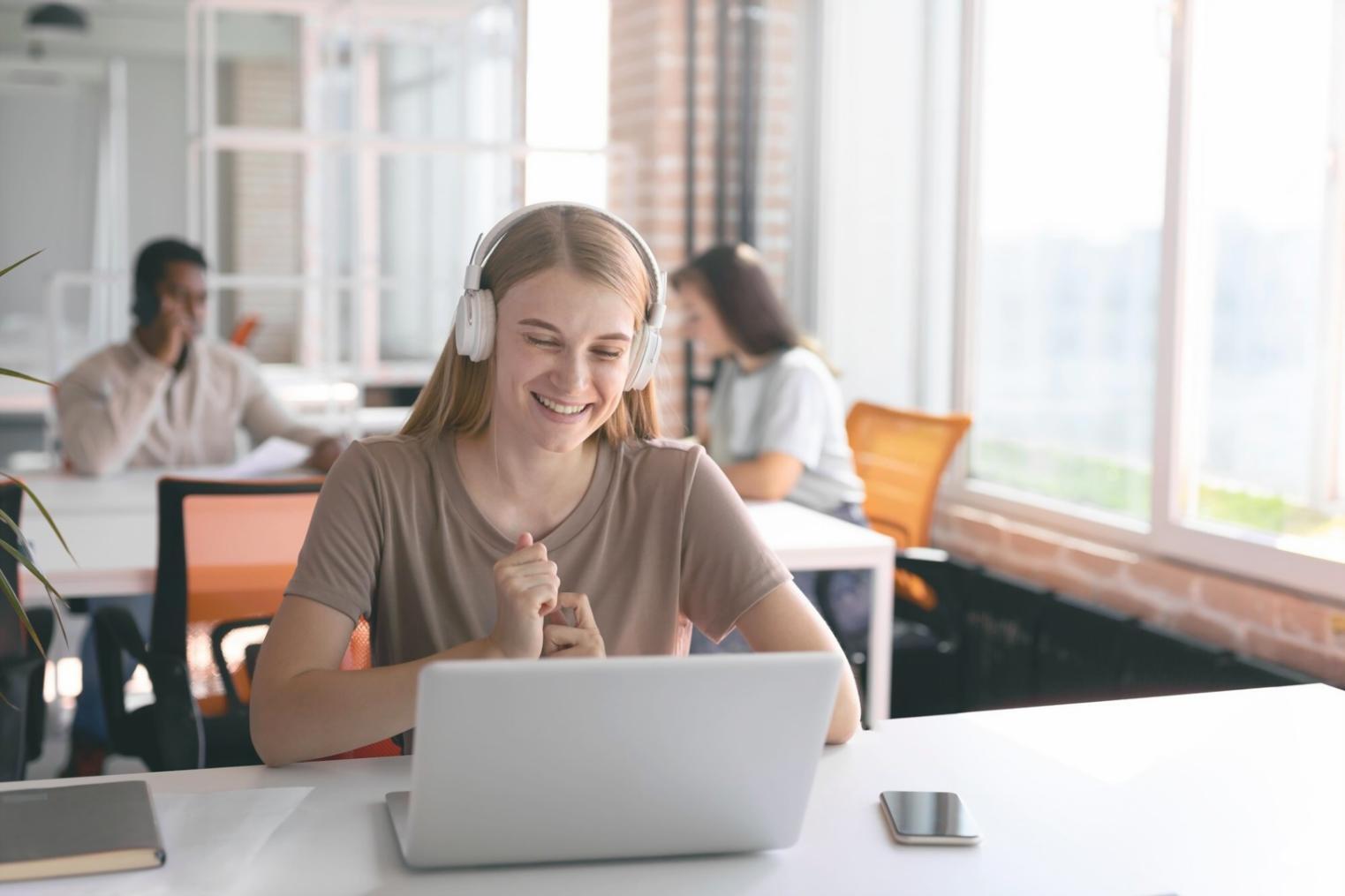 Étudiant utilisant l'application bancaire zyralivoneta sur son téléphone dans un café parisien